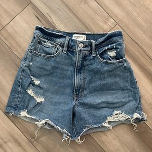 Abercrombie & Fitch Curve Love 4” Mom Short